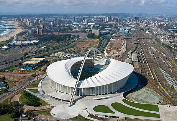 Vista aérea del Estadio Moses Mabhida con la ciudad de Durban y el Océano Índico al fondo