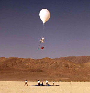Equipo de rodaje y despegue del globo de helio que transporta el sillón y las cámaras automáticas